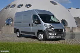 Fiat Ducato На Улице — стоковые фотографии и другие картинки Минивэн - Минивэн, Серебристый цвет, Фургон - Транспортное средство