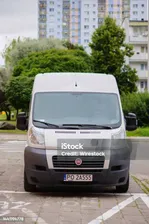 Припаркованный Fiat Ducato В — стоковые фотографии и другие картинки Fiat - Fiat, Автомобиль, Автостоянка