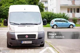 Припаркованный Fiat Ducato В Городе — стоковые фотографии и другие картинки Fiat - Fiat, Автомобиль, Автостоянка