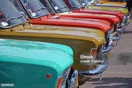 Классический Polski Fiat 125p Автомобили На Стоянке — стоковые фотографии и другие картинки 1980-1989